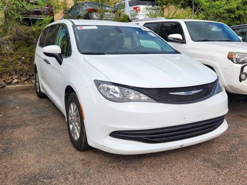 Used 2020 Chrysler Voyager L FWD image 19