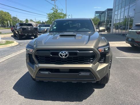 Used 2024 Toyota Tacoma TRD Sport w/ TRD Sport Premium Package AWD/4WD image 10