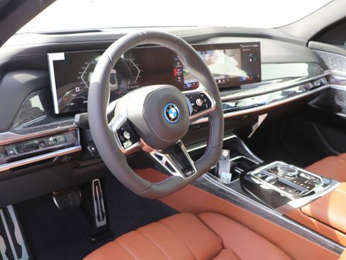 Used 2025 BMW i7 M70 w/ Executive Package AWD/4WD image 14