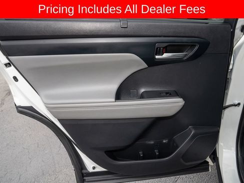 Used 2021 Toyota Highlander XLE FWD image 12