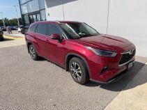 Used 2021 Toyota Highlander XLE AWD/4WD image 2