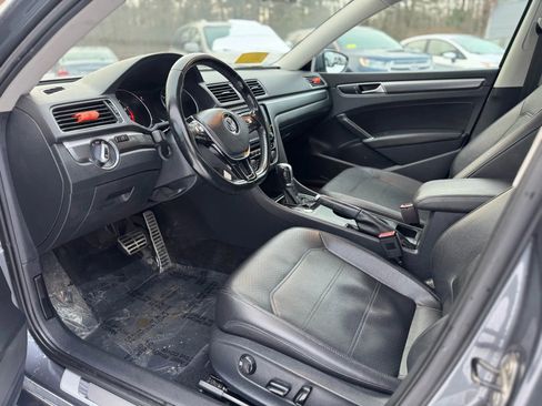 Used 2017 Volkswagen Passat 1.8T R-Line w/ R-Line Lighting Package image 9