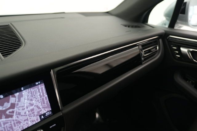 Certified 2026 Porsche Macan AWD/4WD image 48