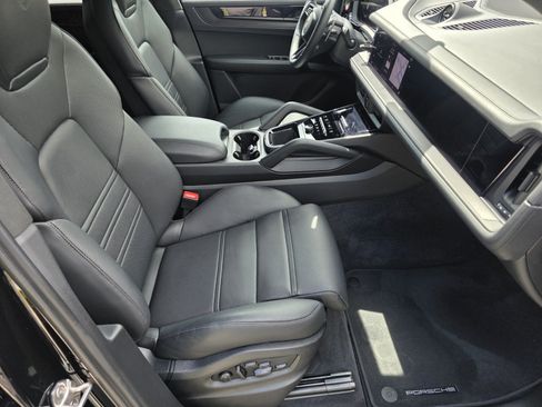 Used 2025 Porsche Cayenne GTS AWD/4WD image 3