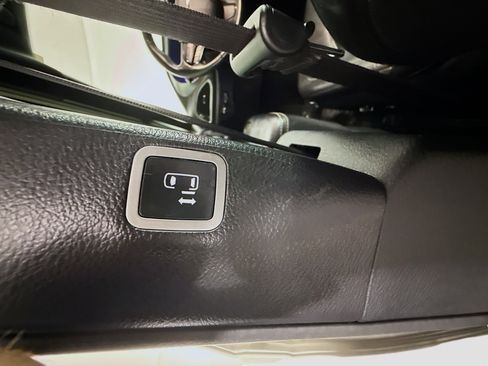 Used 2021 Chrysler Pacifica Touring-L w/ Uconnect Theater Family Group image 41