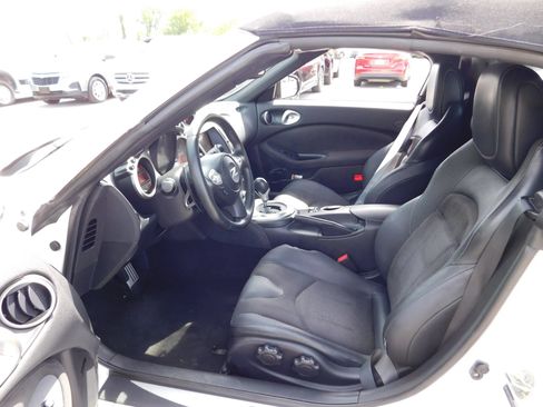Used 2016 Nissan 370Z Touring RWD image 13