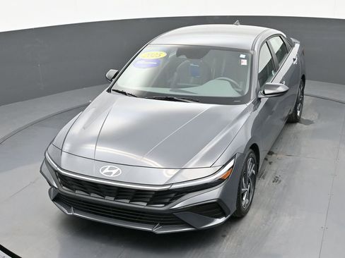 Certified 2025 Hyundai Elantra Sport image 45