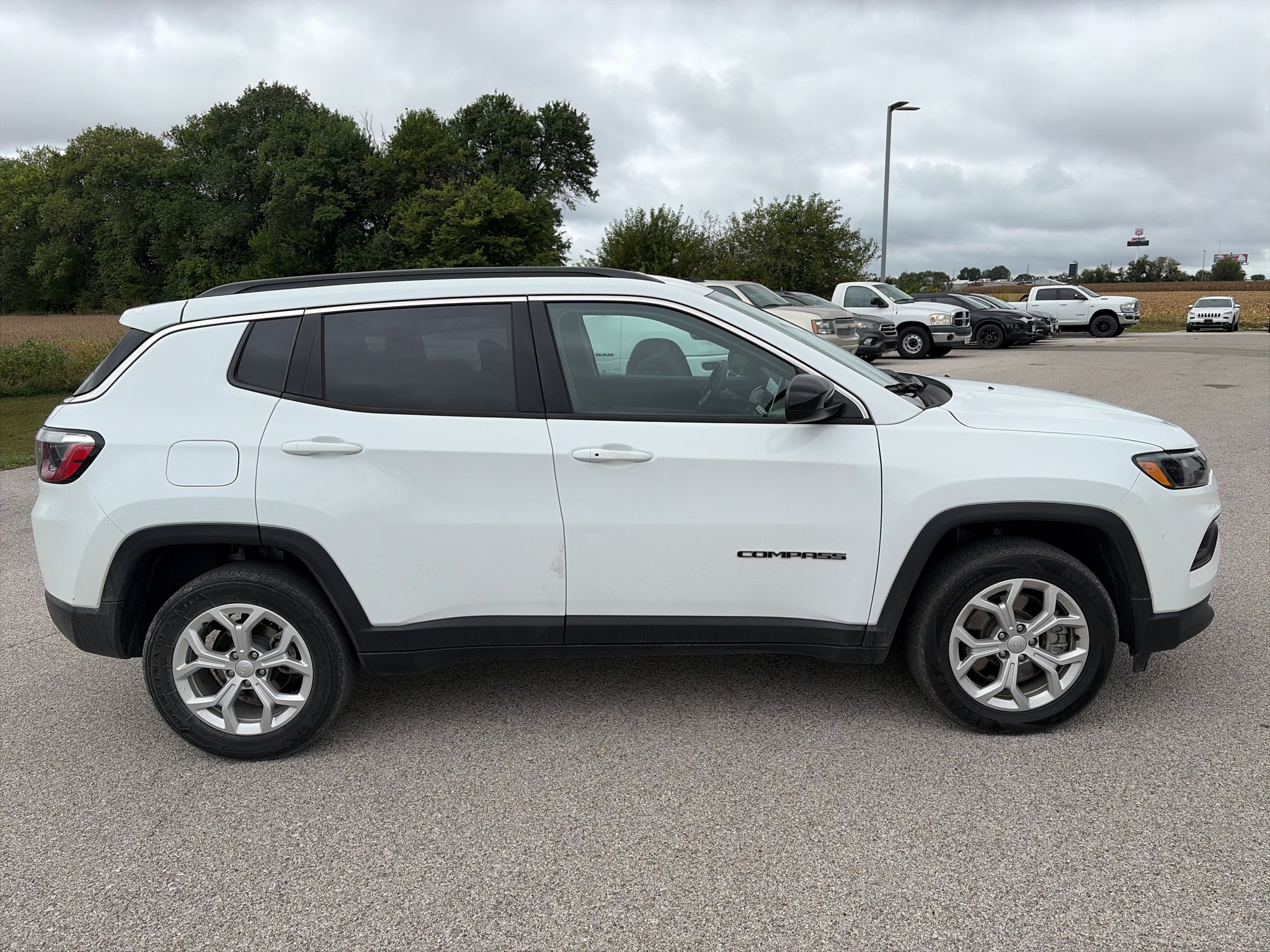 Used 2024 Jeep Compass Latitude AWD/4WD image 2