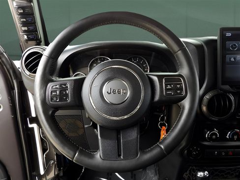 Used 2016 Jeep Wrangler Unlimited Sahara w/ Connectivity Group image 16