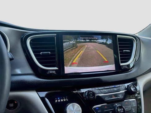 Used 2023 Chrysler Pacifica Touring-L FWD image 10