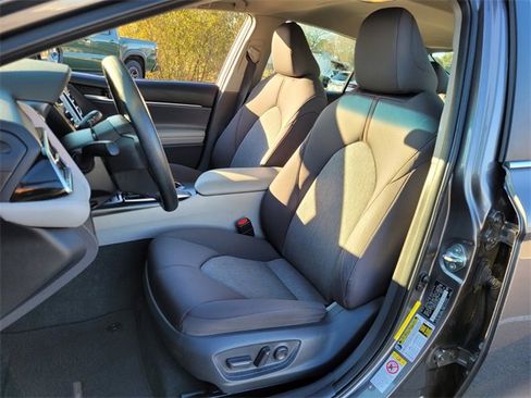 Used 2018 Toyota Camry LE image 8