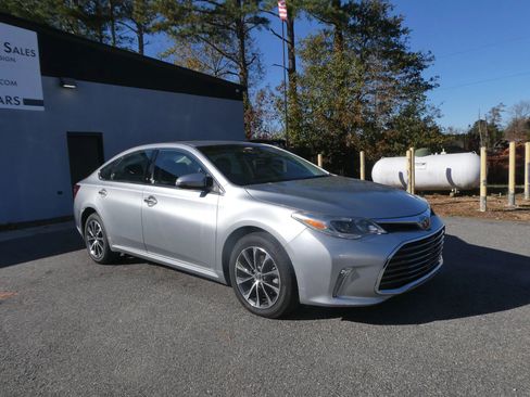 Used 2018 Toyota Avalon XLE image 3