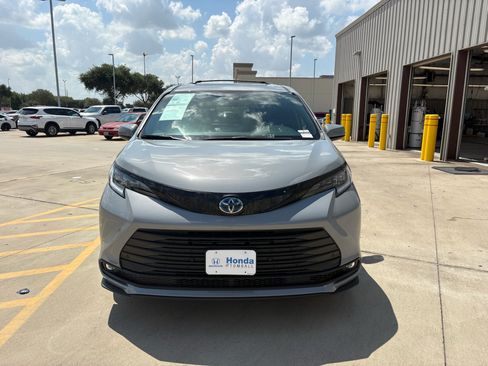 Used 2025 Toyota Sienna XLE Woodland Edition AWD/4WD image 3
