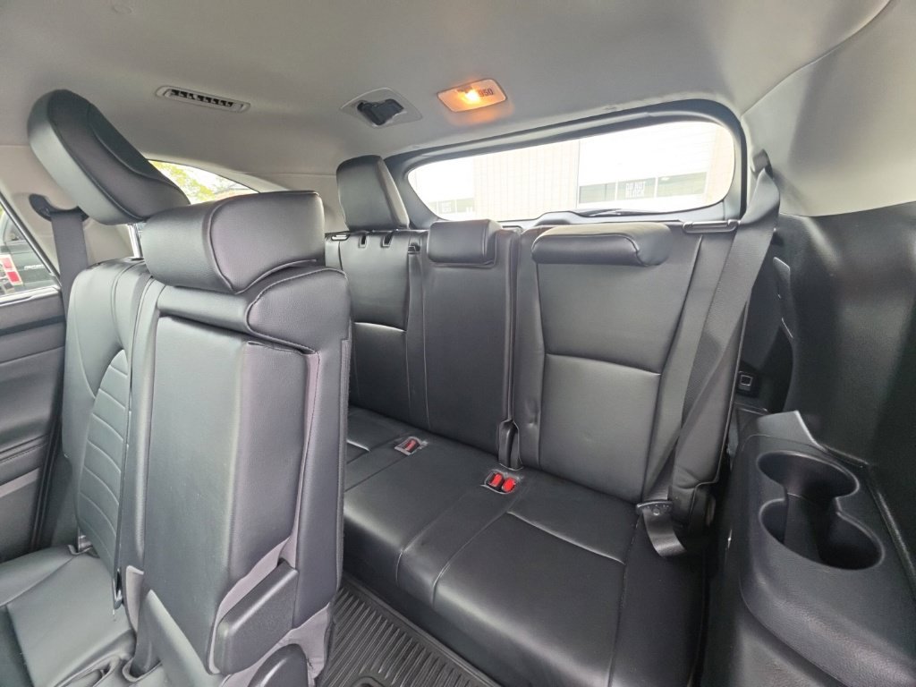 Used 2023 Toyota Highlander XLE AWD/4WD image 29