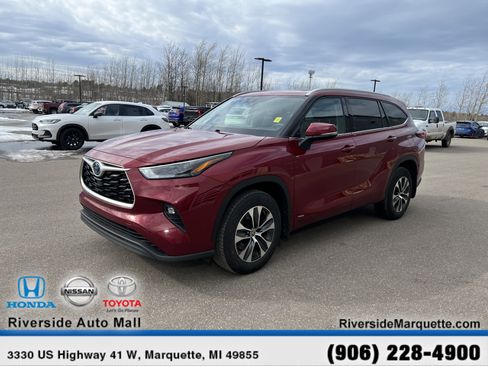 Used 2022 Toyota Highlander XLE image 3