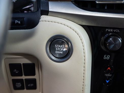 Used 2020 Lexus LX 570 4WD w/ Luxury Package image 32