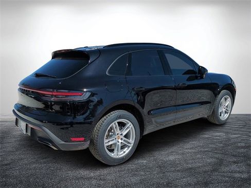 Used 2023 Porsche Macan image 3