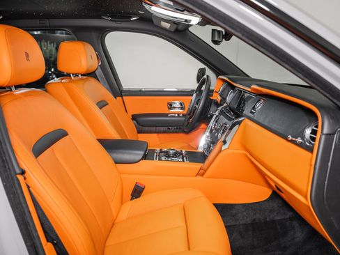 Used 2022 Rolls-Royce Cullinan w/ Dark Exterior Package image 31