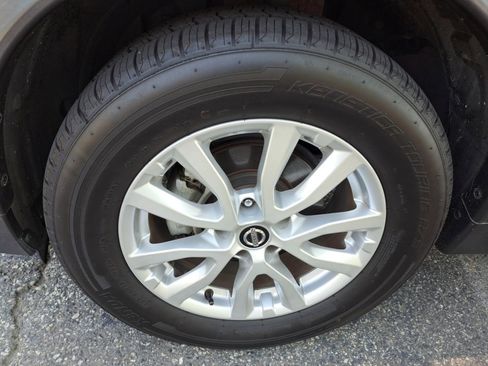 Used 2017 Nissan Rogue SV AWD/4WD image 25