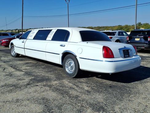 Used 1999 Lincoln Town Car Executive RWD image 7