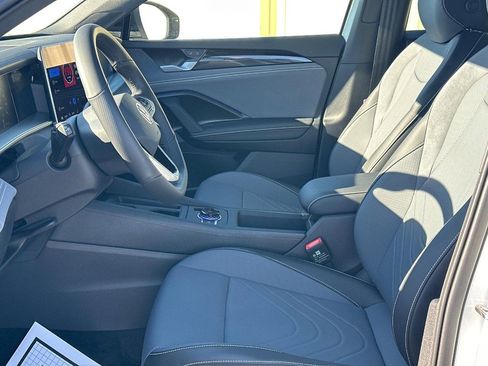 Used 2025 Volkswagen Tiguan SE R-Line image 18