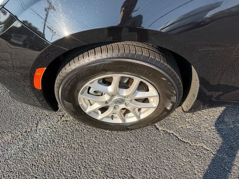 Used 2024 Chrysler Pacifica Touring-L FWD image 11