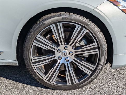 Used 2025 Volvo S90 B6 Plus image 12