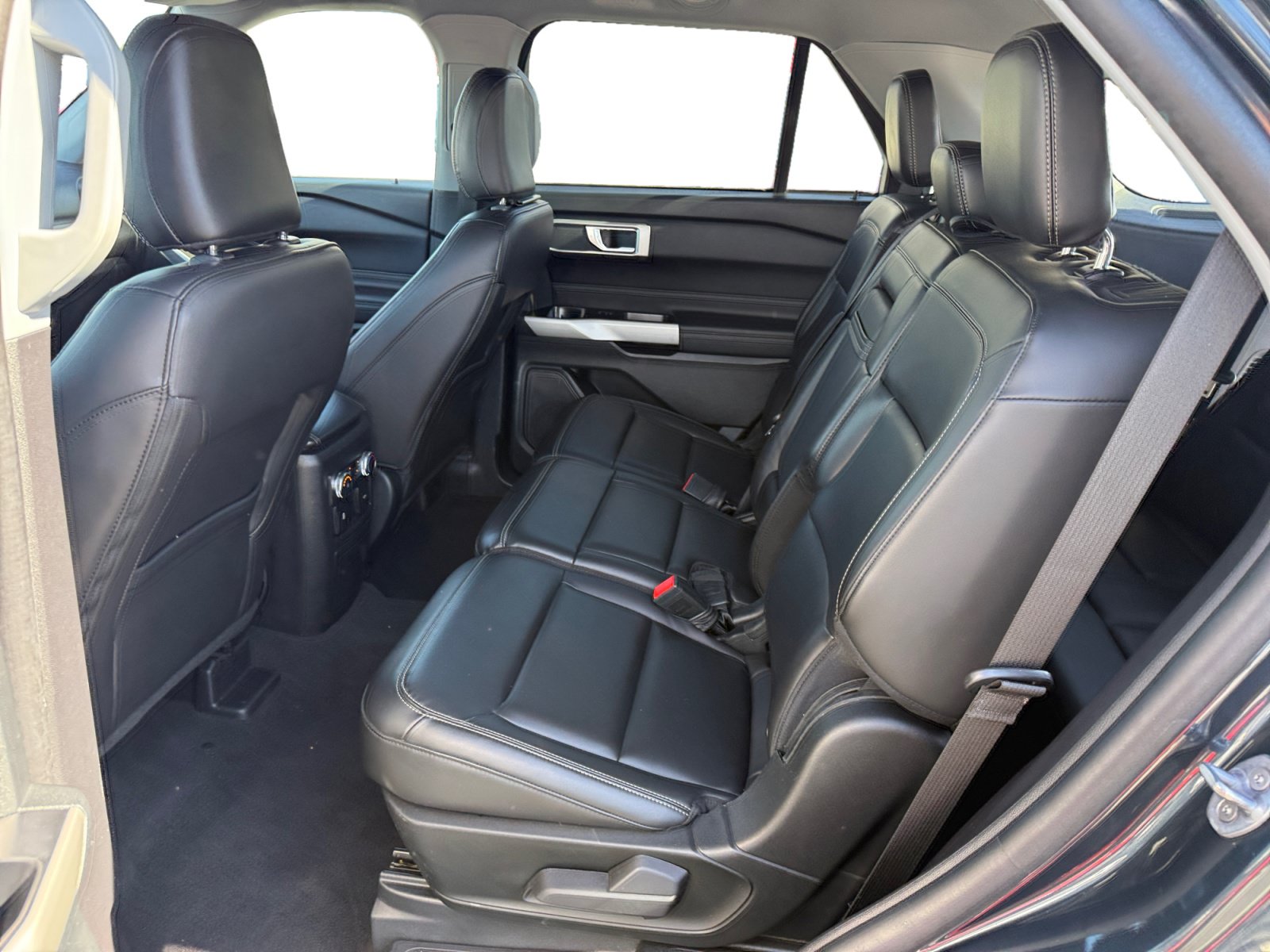Used 2022 Ford Explorer XLT w/ Equipment Group 202A AWD/4WD image 16