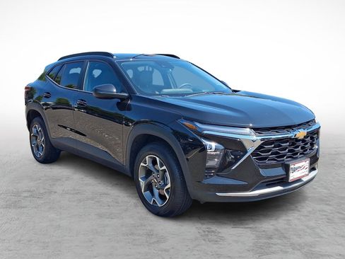 Used 2025 Chevrolet Trax LT FWD image 7