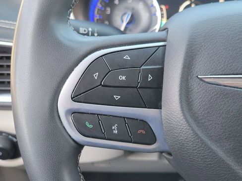 Used 2023 Chrysler Pacifica Limited FWD image 5