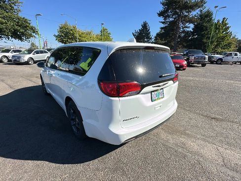 Used 2018 Chrysler Pacifica Touring Plus w/ S Appearance Package image 5