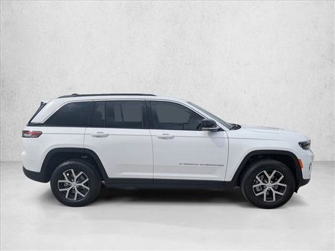 Used 2025 Jeep Grand Cherokee Limited AWD/4WD image 4