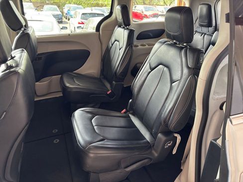 Used 2024 Chrysler Pacifica Touring-L image 41