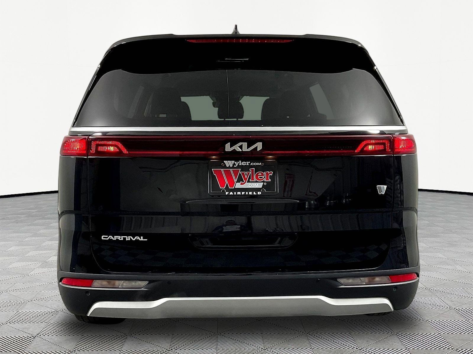 Used 2023 Kia Carnival LX FWD image 5