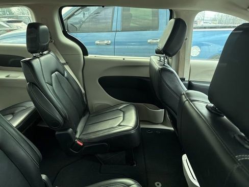 Used 2024 Chrysler Pacifica Touring-L image 10