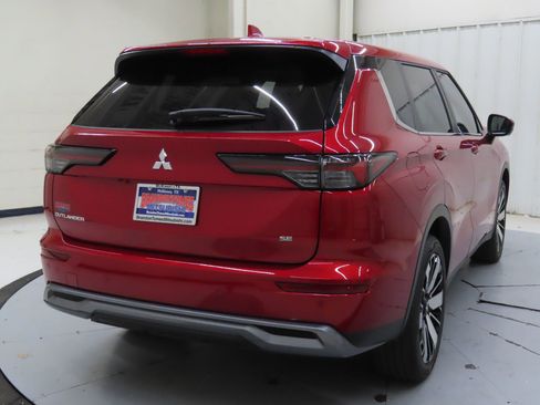 Used 2025 Mitsubishi Outlander SE FWD image 3