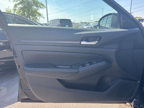 Used 2025 Nissan Altima 2.5 SV FWD image 10