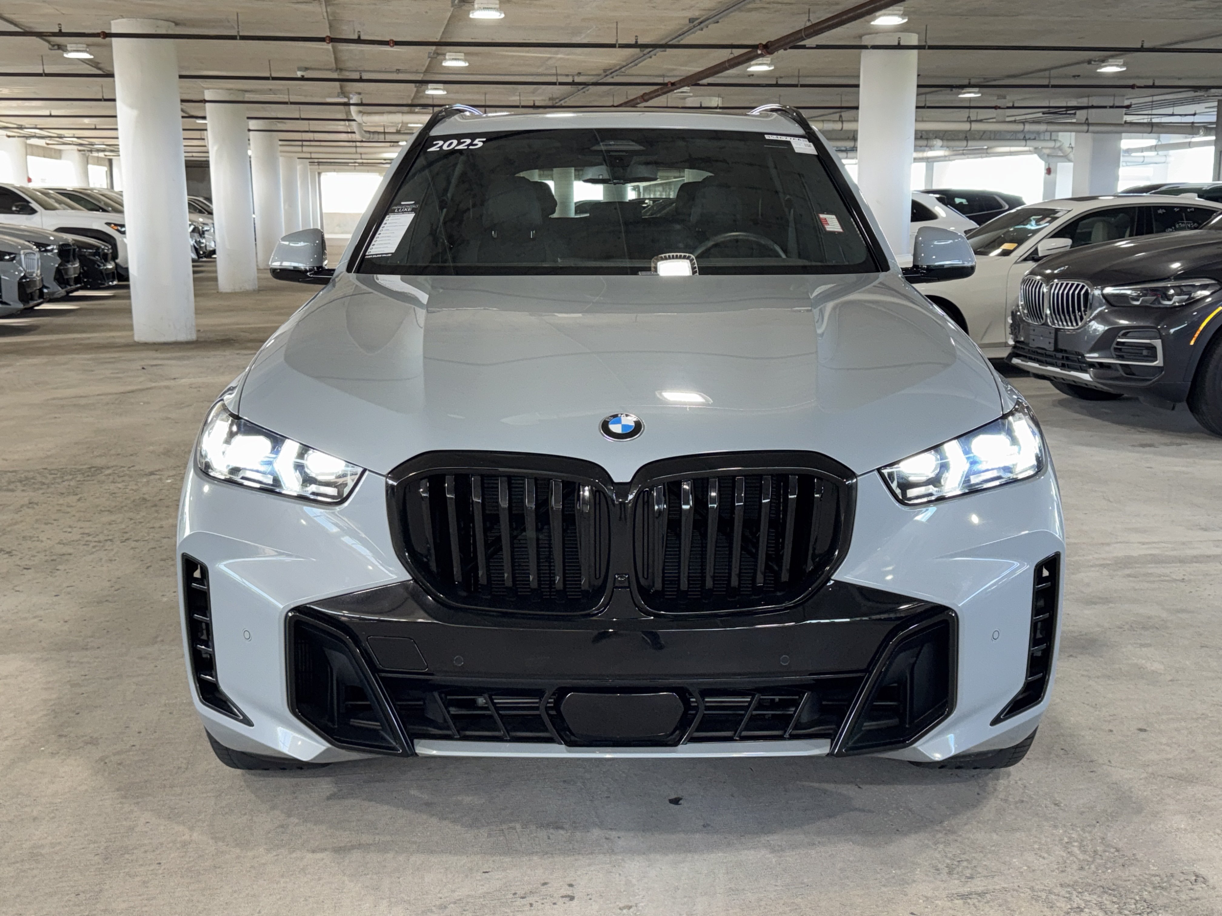 Used 2025 BMW X5 xDrive40i w/ M Sport Package AWD/4WD image 3