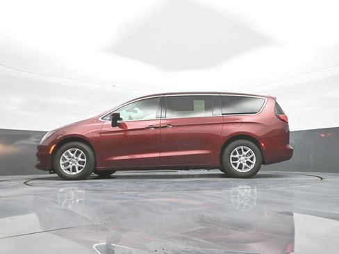 Used 2023 Chrysler Voyager LX FWD image 50