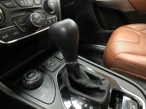 Used 2019 Jeep Cherokee Overland w/ Technology Group image 18