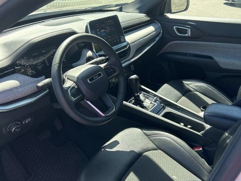 Used 2025 Jeep Compass Latitude w/ Sun & Sound Group AWD/4WD image 8