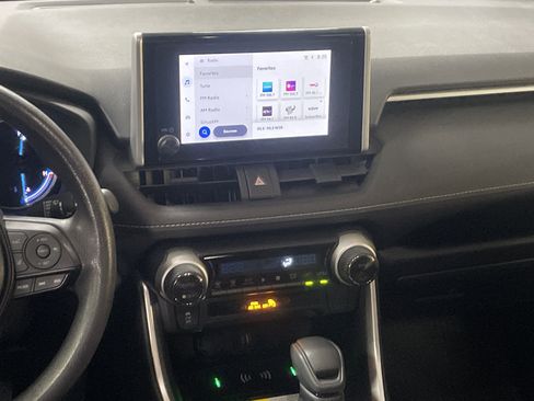 Used 2025 Toyota RAV4 XLE image 31