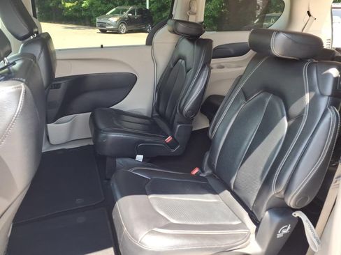 Used 2022 Chrysler Pacifica Touring-L FWD image 12