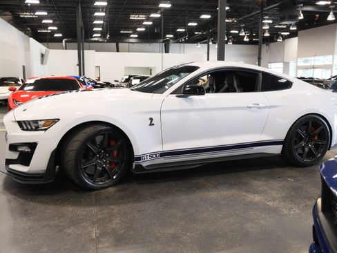 Used 2021 Ford Mustang Shelby GT500 w/ Carbon Fiber Track Pack RWD image 9