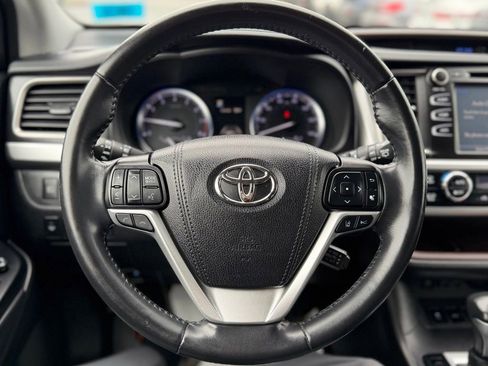 Used 2019 Toyota Highlander XLE AWD/4WD image 16