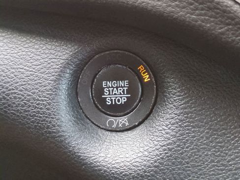 Used 2019 Jeep Cherokee Limited image 25