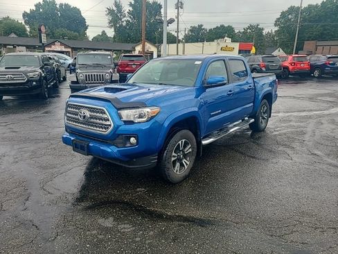 Used 2017 Toyota Tacoma TRD Sport AWD/4WD image 2