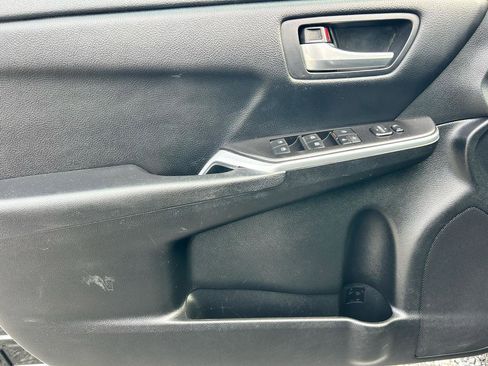 Used 2017 Toyota Camry SE w/ Moonroof Package image 8