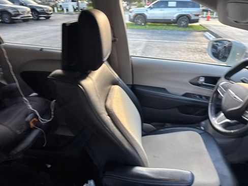 Used 2021 Chrysler Pacifica Touring-L w/ Uconnect Theater Family Group FWD image 8