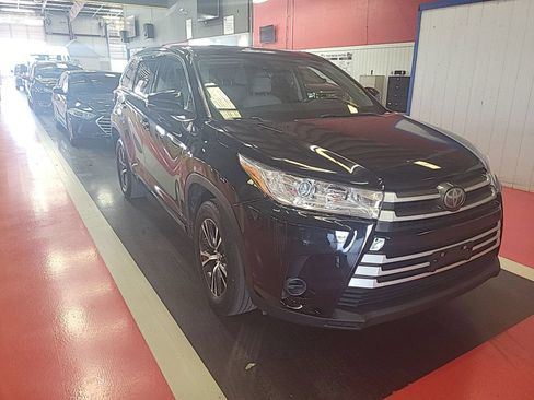 Used 2017 Toyota Highlander LE FWD image 4